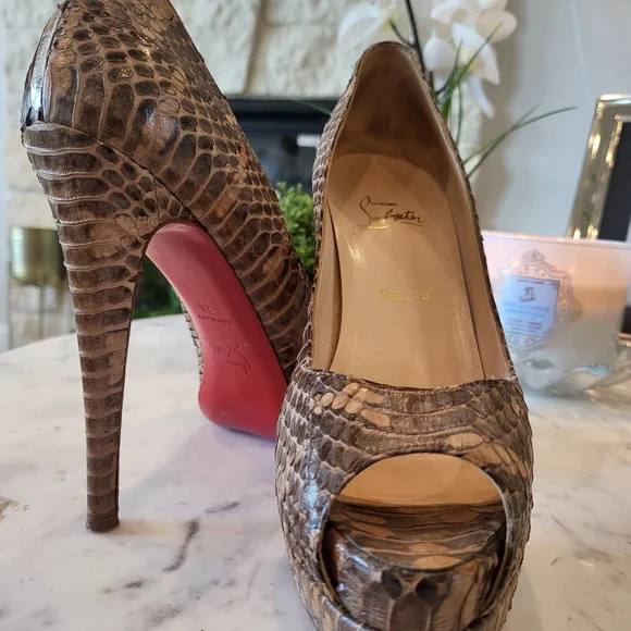 ๐ Christian Louboutin Women Italian Snakeskin Heel ๐ - Picture 1 of 6